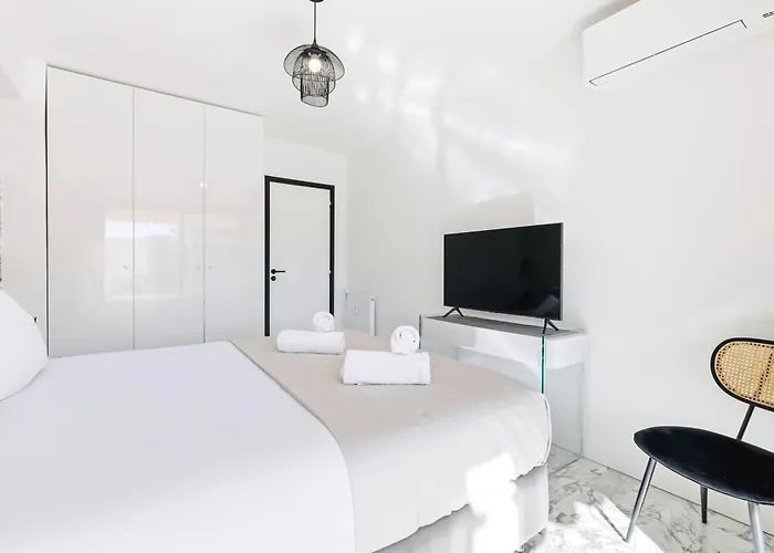 Lacour - 2 Bedroom - Large Terrace - 2 Min From The Croisette & Beaches *